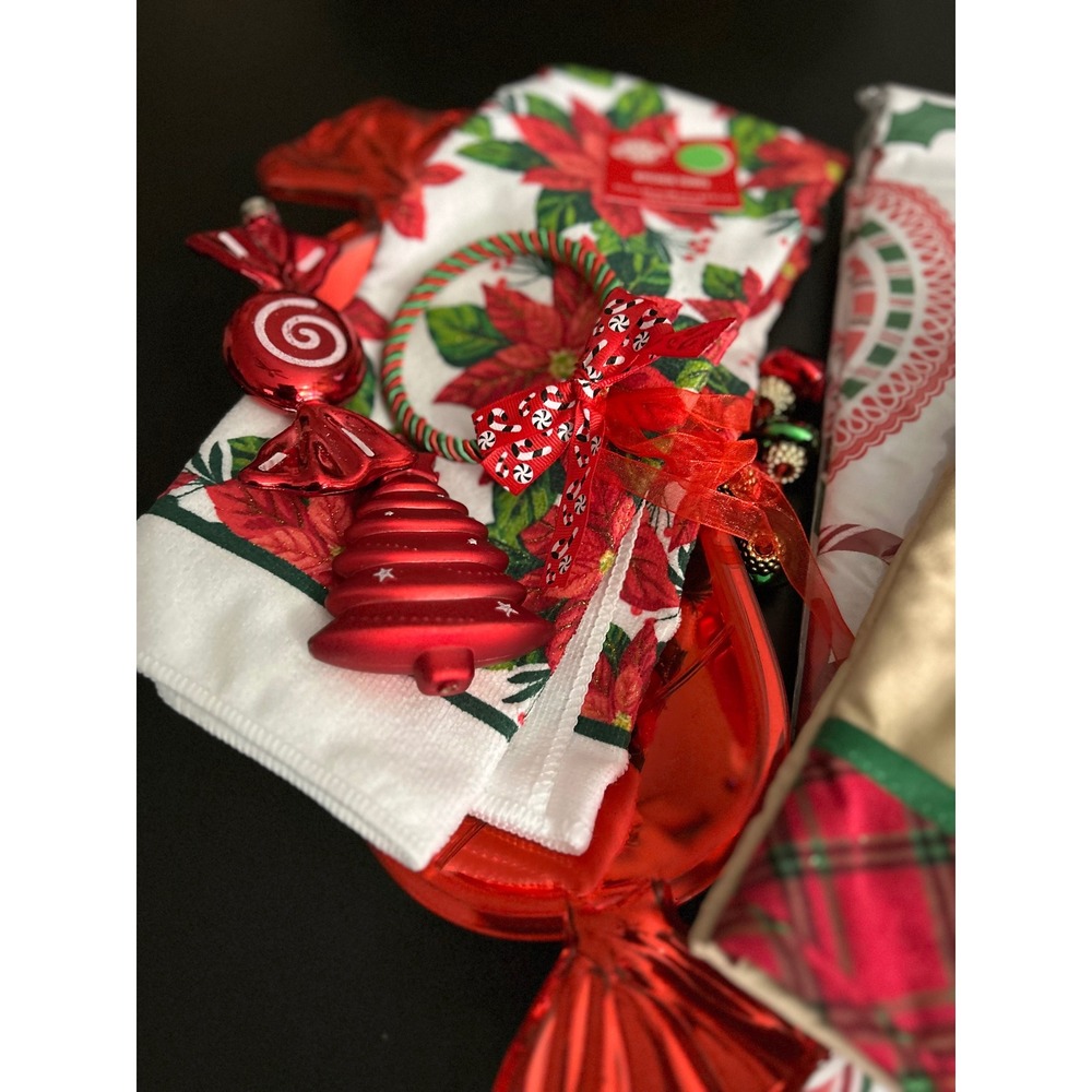 Bulk Lot Christmas Kitchen Decor Tablecloth Towel Oven Mitt Christmas House Set